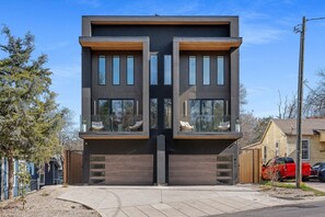 Un bâtiment moderne à deux étages, doté de grandes fenêtres et d’un toit plat.