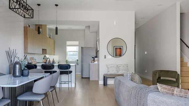 Un intérieur moderne comprenant une cuisine, un coin repas et un espace de vie.