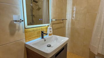 Chambre Double Confort, vue ville | Salle de bain