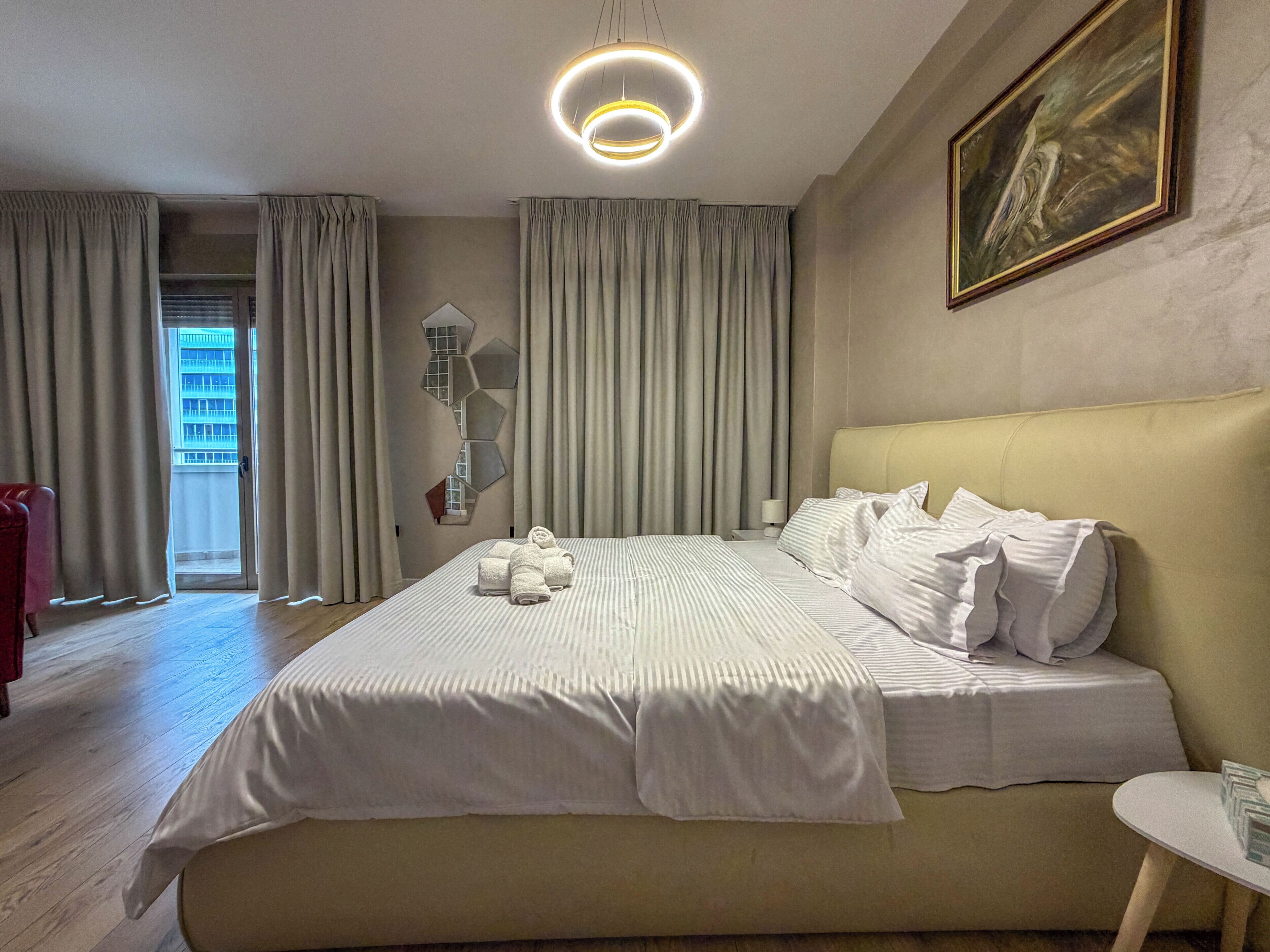 Cortinas blackout, tabla de planchar con plancha y wifi gratis 