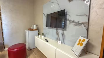 Quarto casal, sacada, vista para a cidade | Área de estar