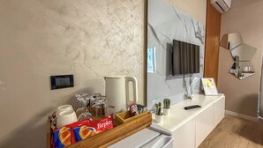 Dobbeltrom, balkong, byutsikt | Kaffe og/eller kaffemaskin