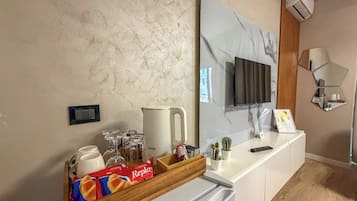 Double Room, Balcony, City View | Coffee and/or coffee maker