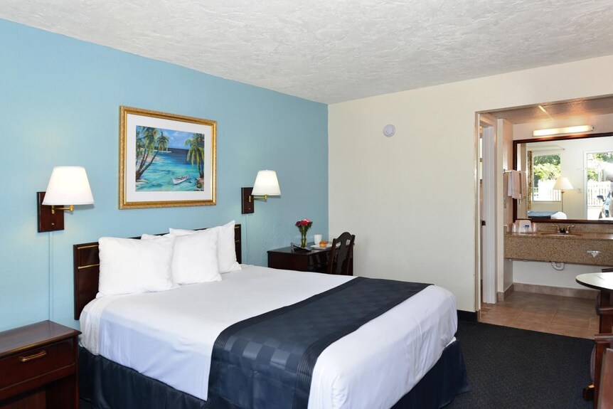 Welcoming Room Perfect For Couples Touring Manatee Village Historical Park - Ellenton, FL