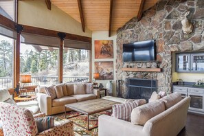 TV, fireplace - Bobcat Peak- Luxury home on Bobcat Pass (Red River)