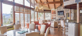 Bobcat Peak- Luxury home on Bobcat Pass