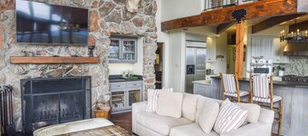 Bobcat Peak- Luxury home on Bobcat Pass