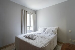 A bedroom with a bed, curtains, and a window. - Apartamento com 3 quartos e Garagem no Setor Bueno (Goiânia)
