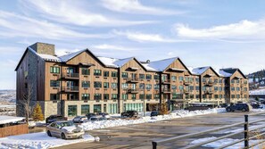 A multi-story hotel with a modern architectural design, featuring balconies and large windows. - Pioche Peak by Avantstay Scenic Studio Retreat Spa Access Minutes to Skiing + Main Street (Park City)