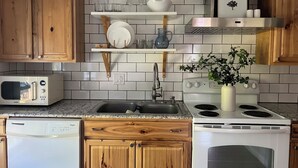 Coffee/tea maker, fridge, microwave, oven