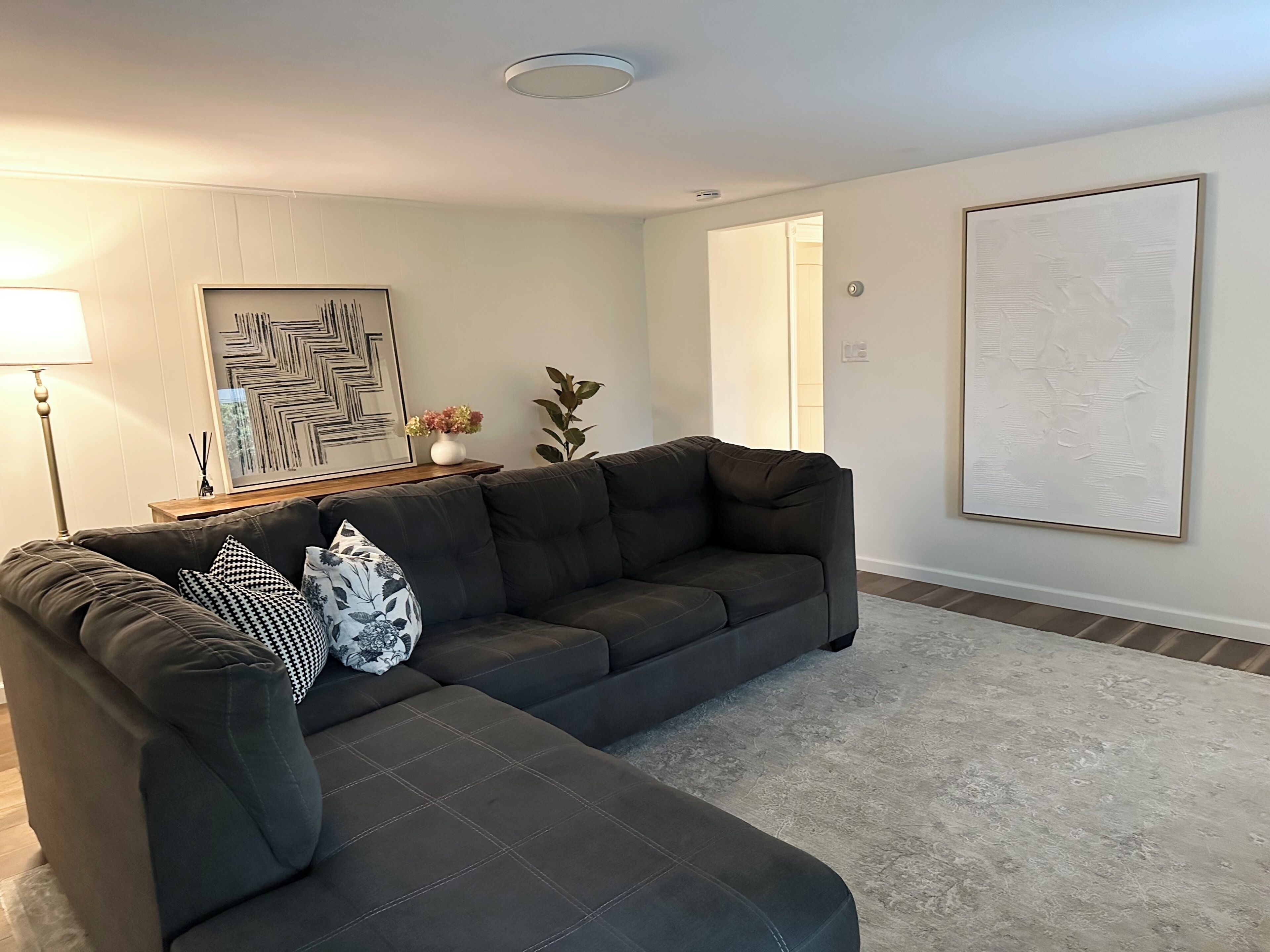 Spacious 3-bedroom Apt Near The Utica Memorial Auditorium 2nd Floor Non-smoking - Utica, NY
