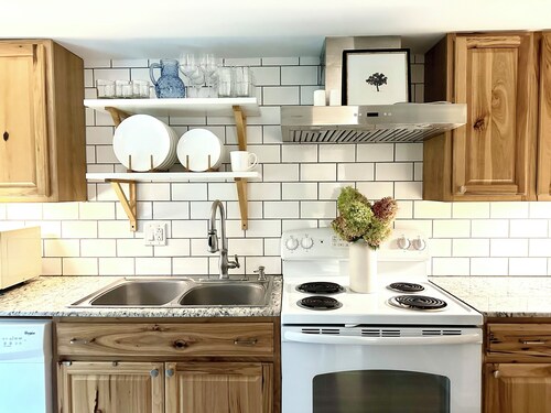 Spacious 3-bedroom apt near the Utica Memorial Auditorium 2nd Floor Non-Smoking