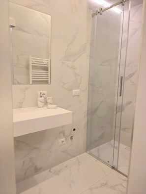 Shower, hair dryer, bidet, towels - Milan Porta Venezia Chic Liberty Flat: Wifi, AC & Metro (Milano)