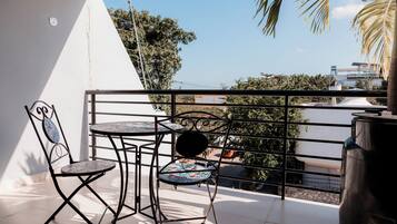 Junior studio, 2 queensize bedden, balkon, uitzicht op de stad | Balkon