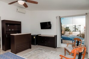 Elite Studio Suite, 1 King Bed, Balcony, City View | Interior - Mojarra Condo Boutique (Cancún)