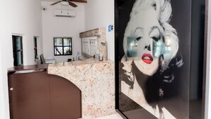 Une cuisine moderne dotée de plans de travail en granit, d’un ventilateur de plafond et d’une grande fenêtre.