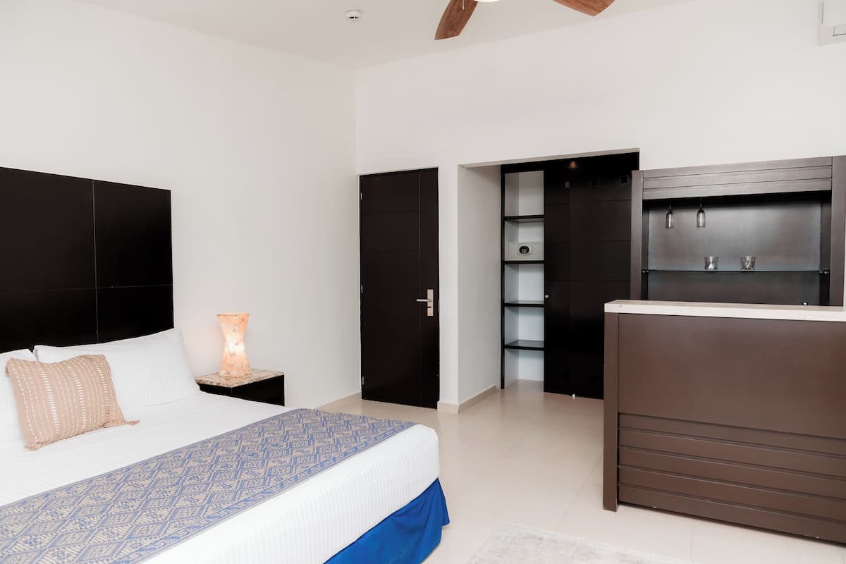 Elite Studio Suite, 1 King Bed, Balcony, City View