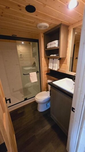 Bathroom - Luxury Cabin with Forest View 5B (Williams)