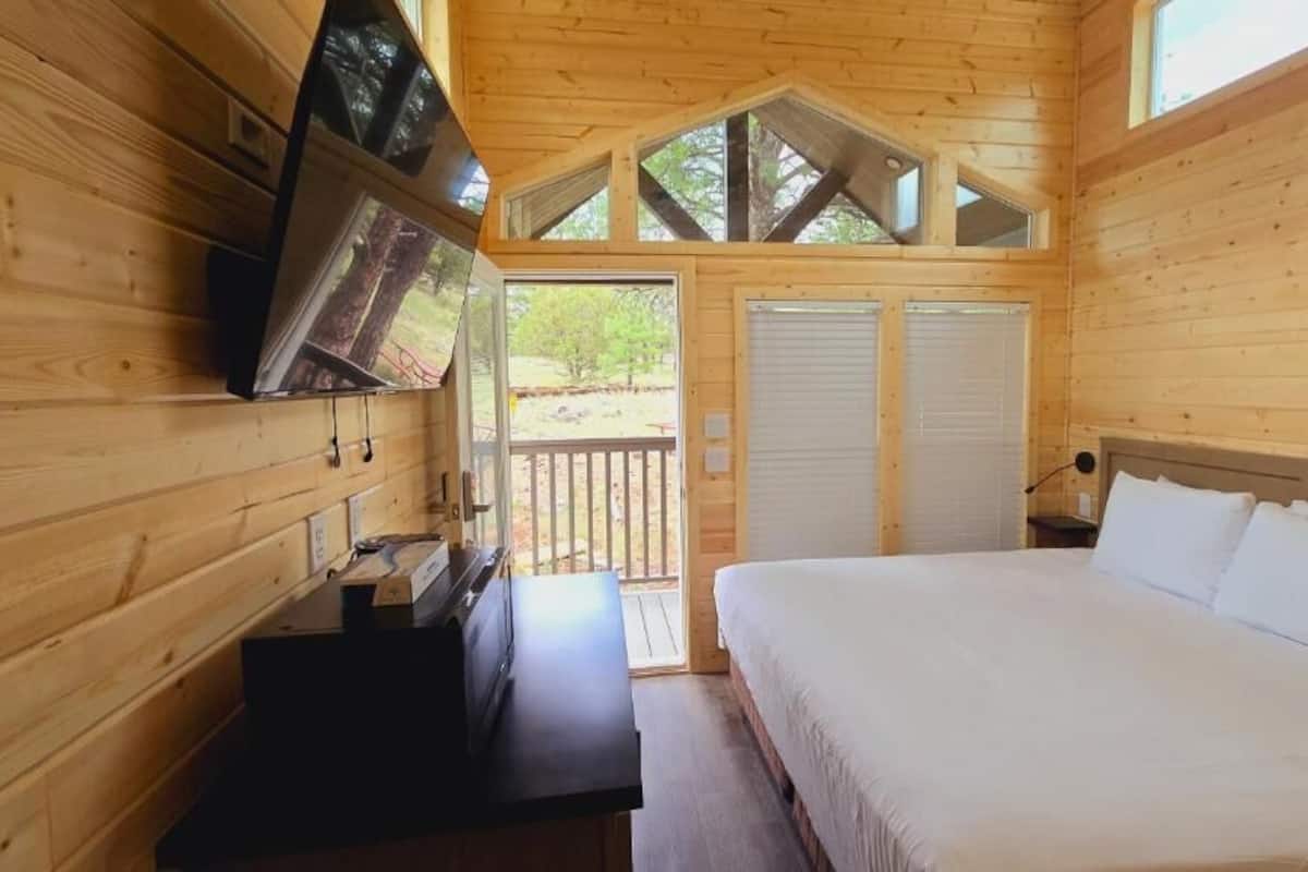 Luxury Cabin, 1 King Bed, Non Smoking, Mountainside