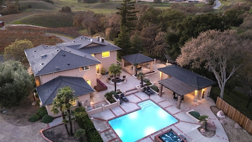 Sleeps 18, 2 Homes Vineyard Estate + Pool + Spa + Outdoor Dining Minutes to Templeton and Paso Robles