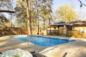 Pool - Upscale comfort & class with seasonal pool & yard (Oxford)