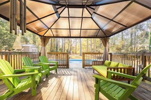 Upscale comfort & class with seasonal pool & yard