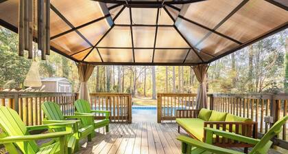 Upscale comfort & class with seasonal pool & yard