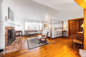 Signature Suite, 1 King Bed with Sofa bed, Non Smoking, Garden View