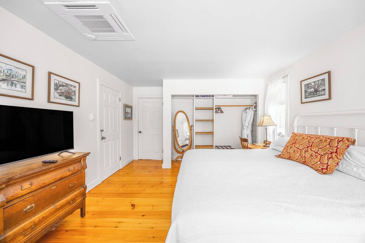 Deluxe Studio, 1 King Bed, Non Smoking, Garden View