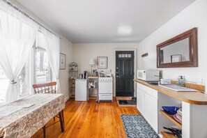Deluxe Studio, 1 King Bed, Non Smoking, Garden View | Private kitchen - Blue Hill Inn (Blue Hill)