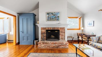 Signature Suite, 1 King Bed with Sofa bed, Non Smoking, Garden View | Living area