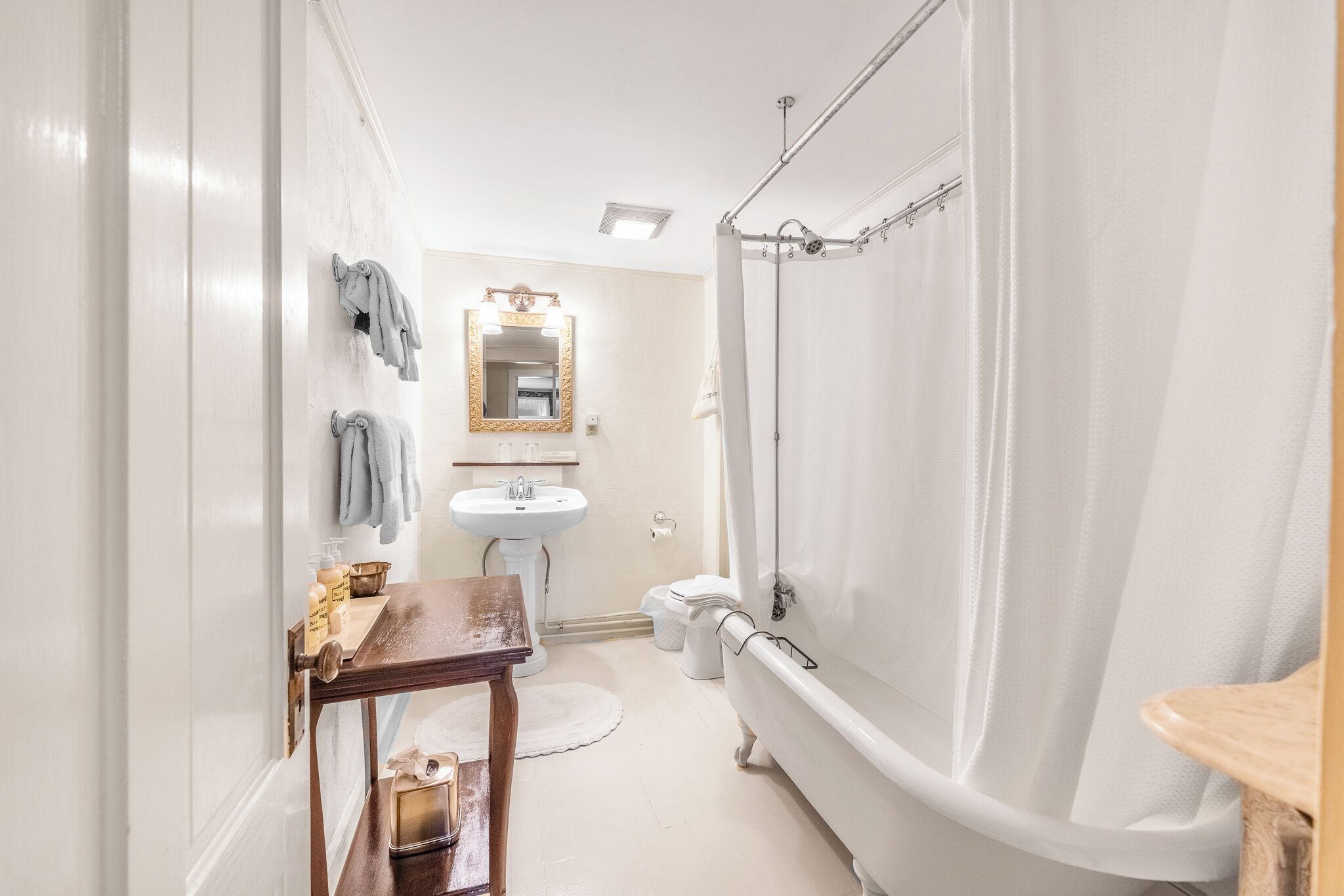 Habitación de lujo doble, 1 cama de matrimonio grande, no fumadores, baño privado | Baño | Secador de pelo, toallas, jabón y champú