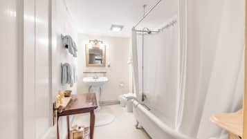 Luxury Double Room, 1 King Bed, Non Smoking, Private Bathroom | Bathroom | Hair dryer, towels, soap, shampoo