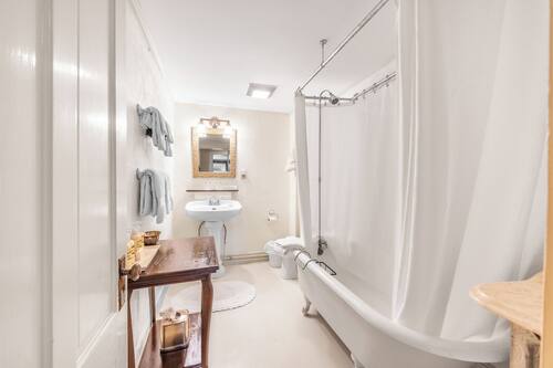 Luxury Double Room, 1 King Bed, Non Smoking, Private Bathroom | Bathroom | Hair dryer, towels, soap, shampoo