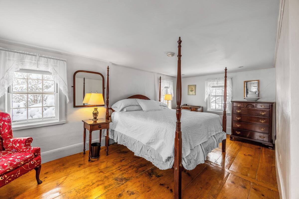 Luxury Double Room, 1 King Bed, Private Bathroom, Garden View