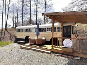 Exterior - Adorable 1-bedroom studio bus in charming Wears Valley (Sevierville)