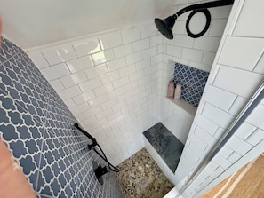 Shower, hair dryer, towels, soap - Adorable 1-bedroom studio bus in charming Wears Valley (Sevierville)