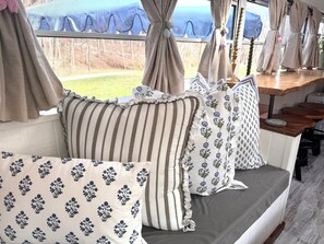 Interior - Adorable 1-bedroom studio bus in charming Wears Valley (Sevierville)