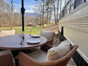 Outdoor dining - Adorable 1-bedroom studio bus in charming Wears Valley (Sevierville)