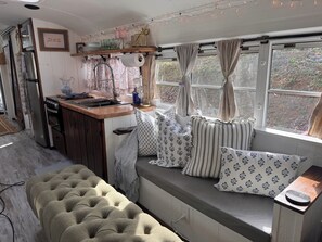 Interior - Adorable 1-bedroom studio bus in charming Wears Valley (Sevierville)