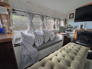 Room - Adorable 1-bedroom studio bus in charming Wears Valley (Sevierville)