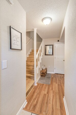 Interior - Cozy & Spacious 4BR - Minutes to UF, Dining & Shops (Gainesville)