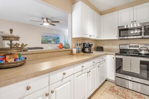 Private kitchen - Cozy & Spacious 4BR - Minutes to UF, Dining & Shops (Gainesville)