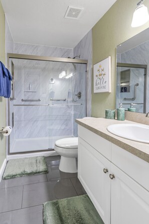 Hair dryer, towels, soap, toilet paper - Cozy & Spacious 4BR - Minutes to UF, Dining & Shops (Gainesville)
