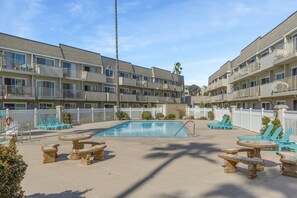 Pool - Charming ocean front 2-bedroom condo in beautiful Port Hueneme (Port Hueneme)
