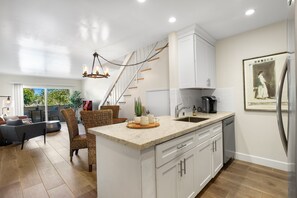 Interior - Charming ocean front 2-bedroom condo in beautiful Port Hueneme (Port Hueneme)