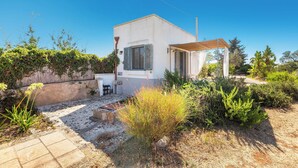 A modern house with a patio, a small garden, and a pergola. - Room with shared pool in Salento countryside (Salve)
