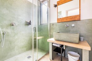 Shower, hair dryer, bidet, towels - Room with shared pool in Salento countryside (Salve)
