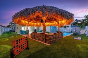 Outdoor dining - Tiki Paradise Resort Heated Saltwater Pool (Largo)