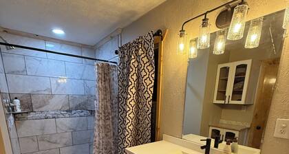 Lakehouse 2 beds 1.5 Baths Sleeps 8+ Sunset Views. AKA The Captains Lounge